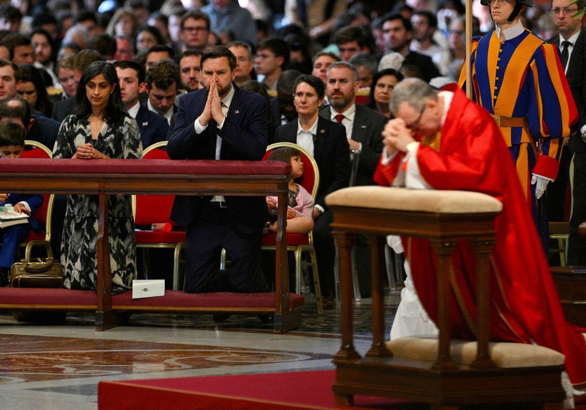 El cardenal Claudio Gugerotti, quien presidió los actos del Viernes Santo. Al fondo, el vicepresidente de Estados Unidos, J. D. Vance, y su esposa, Usha Vance