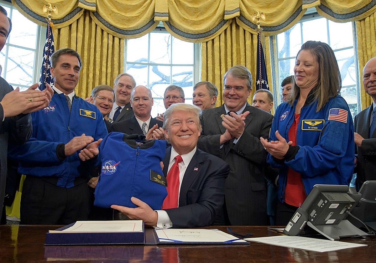 Trump posa con una chaqueta de la NASA