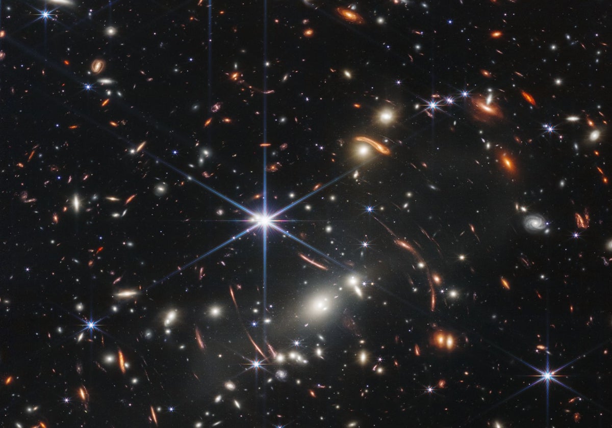 En la imagen del Telescopio Espacial James Webb, aparecen miles de galaxias. Un nuevo estudio propone que todo el Universo podría estar en rotación