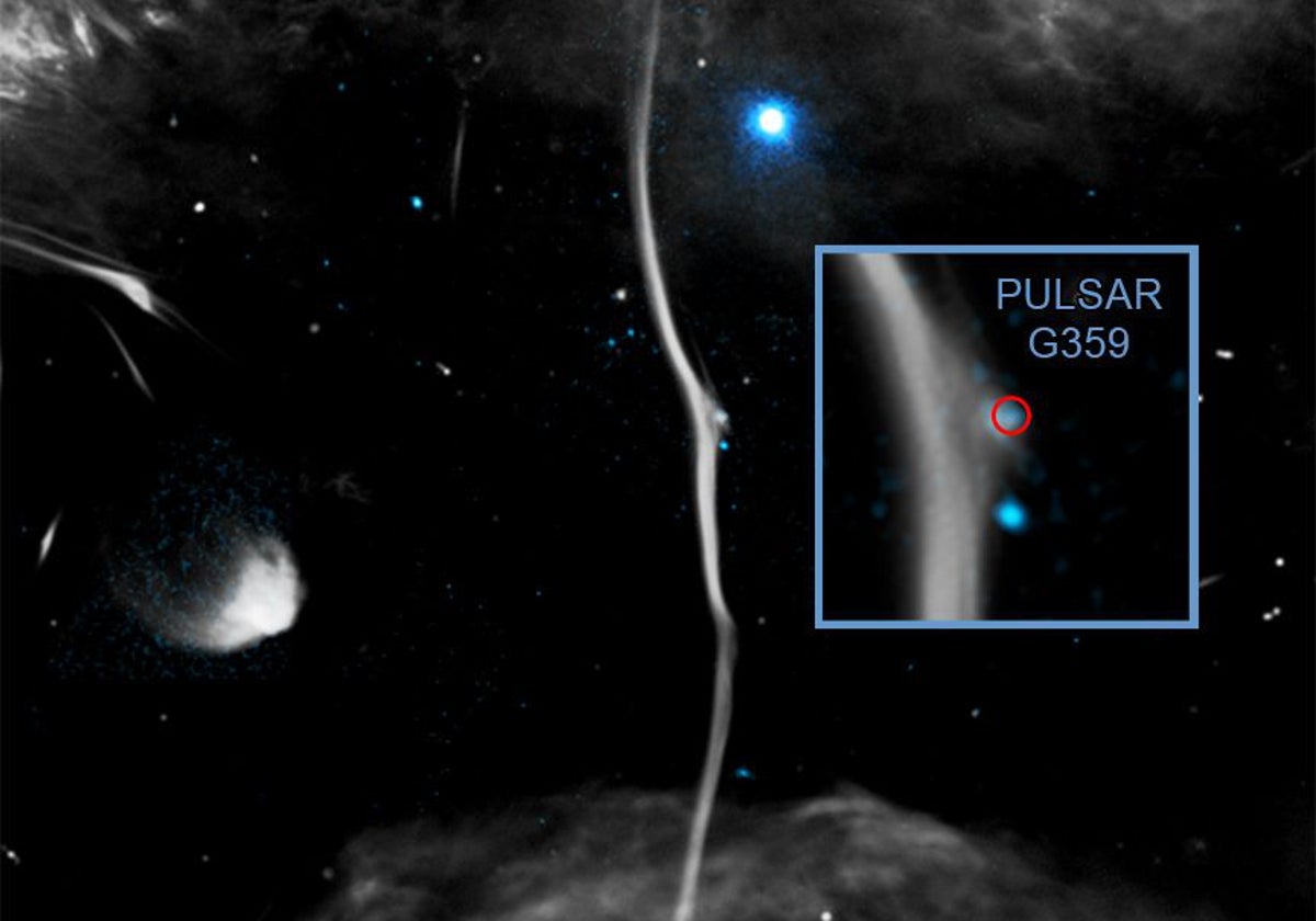 Un largo filamento en forma de hueso cerca del centro de la galaxia parece tener una fractura