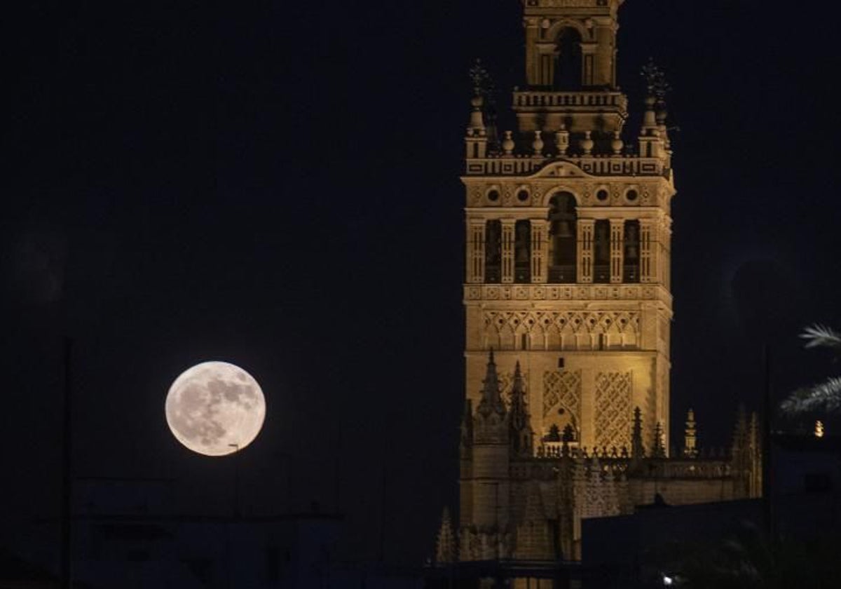 Una luna llena, hace unos meses vista desde Sevilla