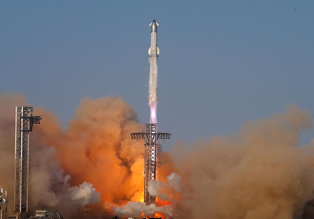 La nave espacial Starship de próxima generación de SpaceX, a bordo de su cohete Super Heavy