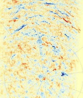 Image secondaire 2 - Dans l'image ci-dessus, un collage de toutes les images prises du pôle sud solaire (ci-dessus, de gauche à droite, des images de la photosphère - la surface solaire apparente -, la carte du champ magnétique, où l'on peut voir le « chaos » dans lequel les pôles magnétiques nord et sud sont présents ; et une image de la couronne solaire, l'atmosphère de notre étoile qui est plus chaude que la surface elle-même ; ci-dessous, différentes images prises dans différents spectres à différentes températures). Dans l'image ci-dessous à gauche, la carte du pôle sud solaire prise par SPICE, où le rouge et le bleu représentent le mouvement de la matière solaire : les zones en bleu ou en rouge plus foncé indiquent des flux de matière plus rapides, probablement dus à des jets ou des panaches. À droite, la carte du champ magnétique prise par PHI où l'on peut voir les points bleus et rouges des deux pôles magnétiques, qui changent en ce moment même.