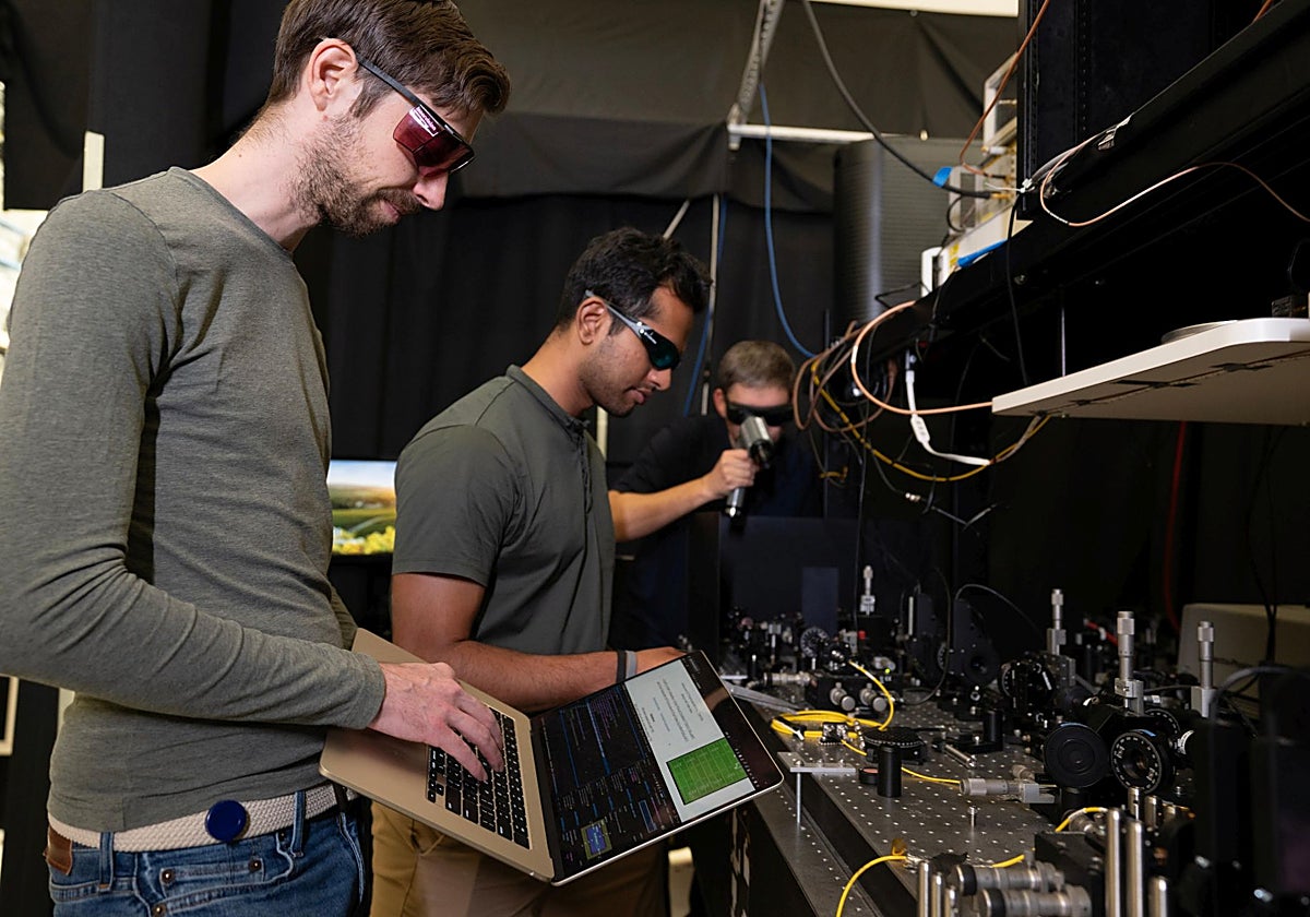 Los autores trabajan en una mesa óptica que alberga el proceso de generación de entrelazamiento en el Instituto Nacional de Estándares y Tecnología (NIST) en Boulder, Colorado