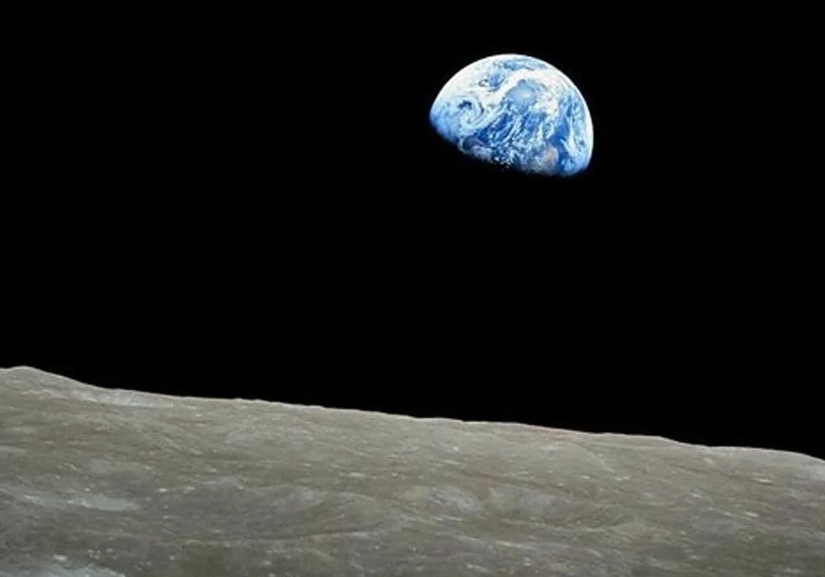 Una imagen tomada desde la Luna con, al fondo, la Tierra