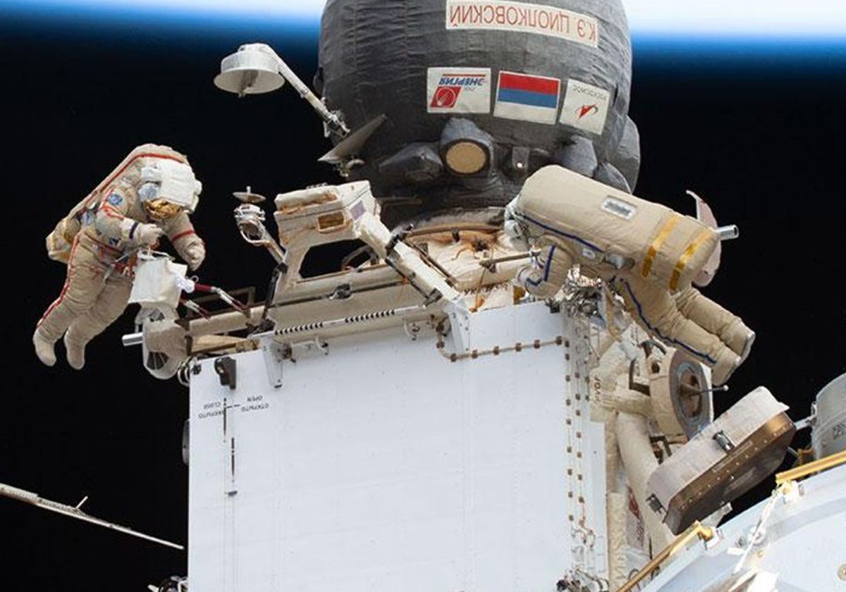 Dos cosmonautas reparando la ISS