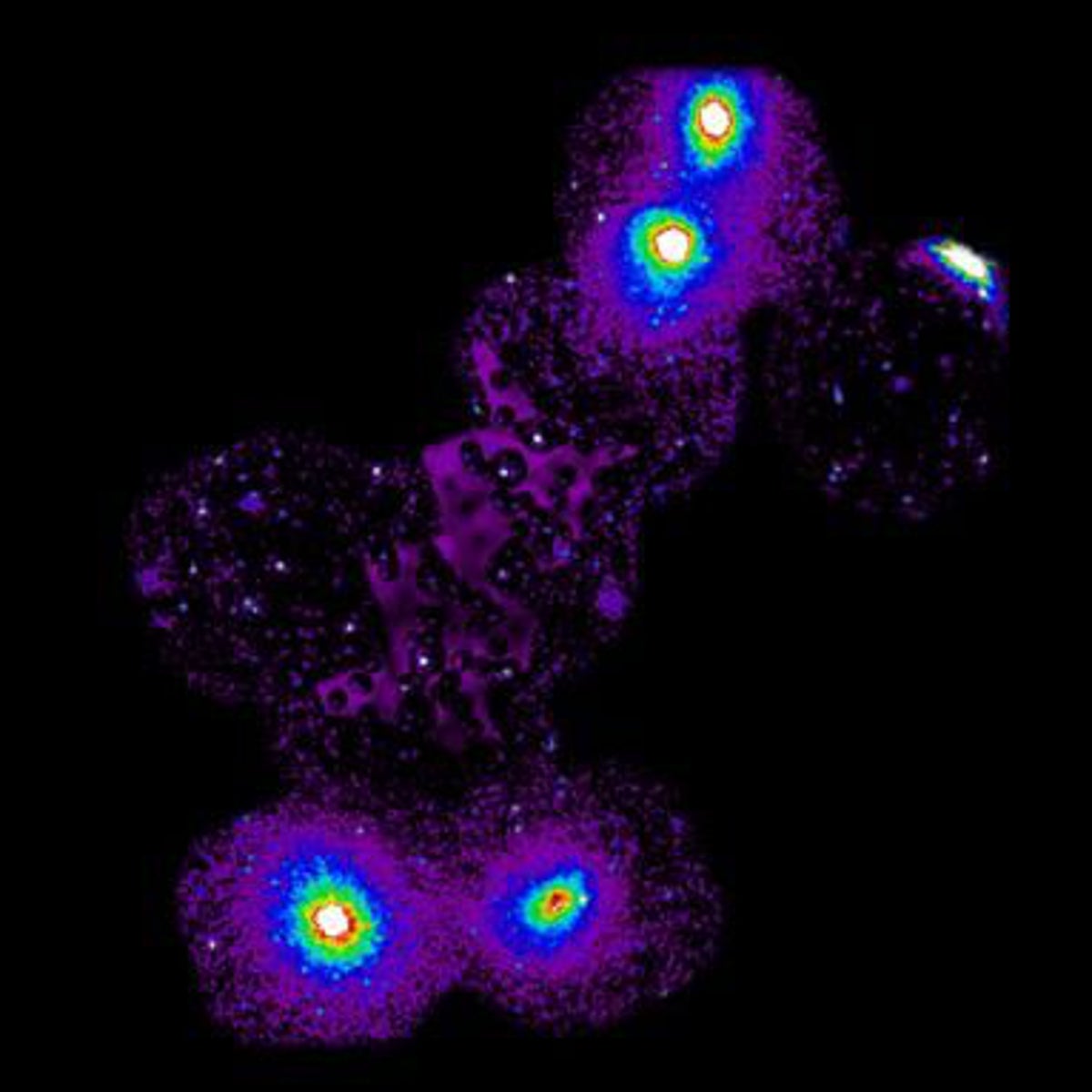 En la imagen, un filamento de gas caliente de 23 años luz de largo (en color púrpura) conecta cuatro cúmulos de galaxias (los cuatro puntos brillantes). Su hallazgo confirma que la 'materia perdida' del Universo se encuentra en estructuras similares