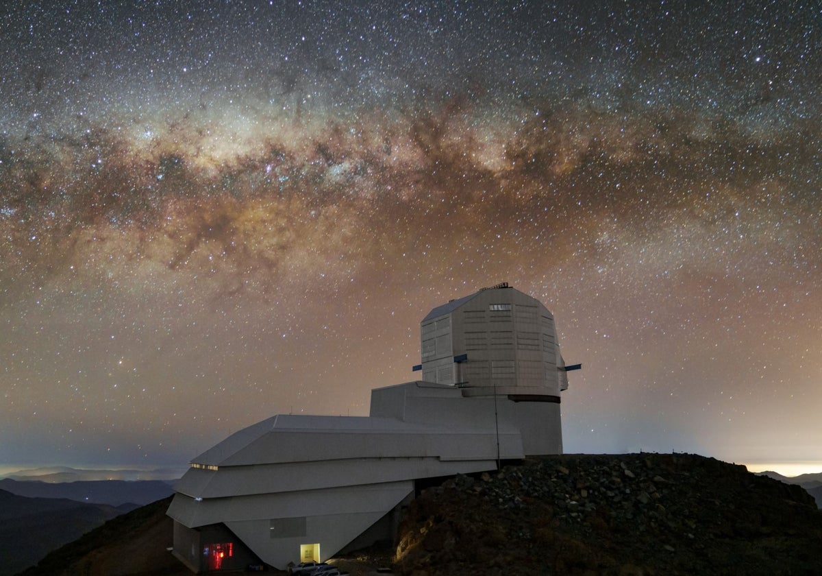 El observatorio Vera Rubin bajo las luces de la Vía Láctea