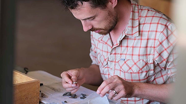 Daniel Green, examinando fósiles del yacimiento de Napudet, en el norte de Kenia