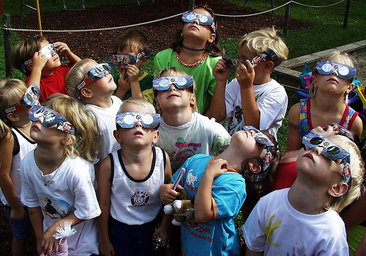 Niños se preparan para observar un eclipse solar en Viena, Austria, en una imagen de archivo