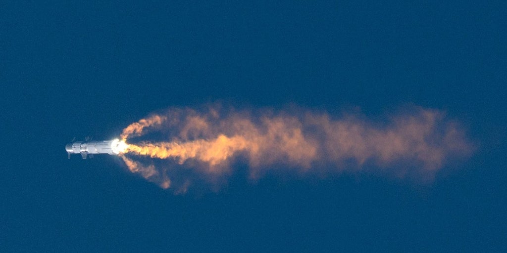 エロン・マスクは、3回の試みに失敗した後、彼女の宇宙船ロケットの第10回証拠で彼女を演じます
