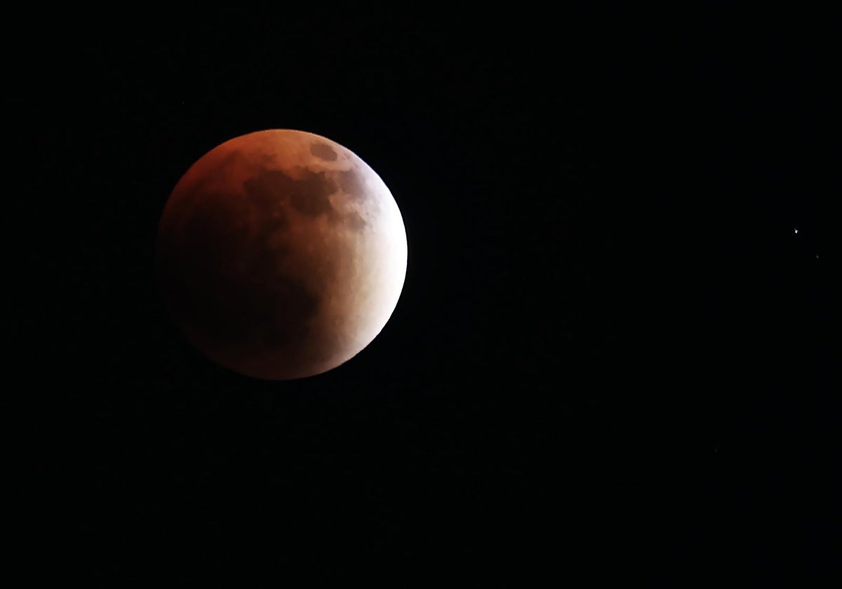 El eclipse parcial de la luna, captado desde Sanaa, en Yemen donde las condiciones meteorológicas sí permitieron disfrutar del espectáculo astronómico