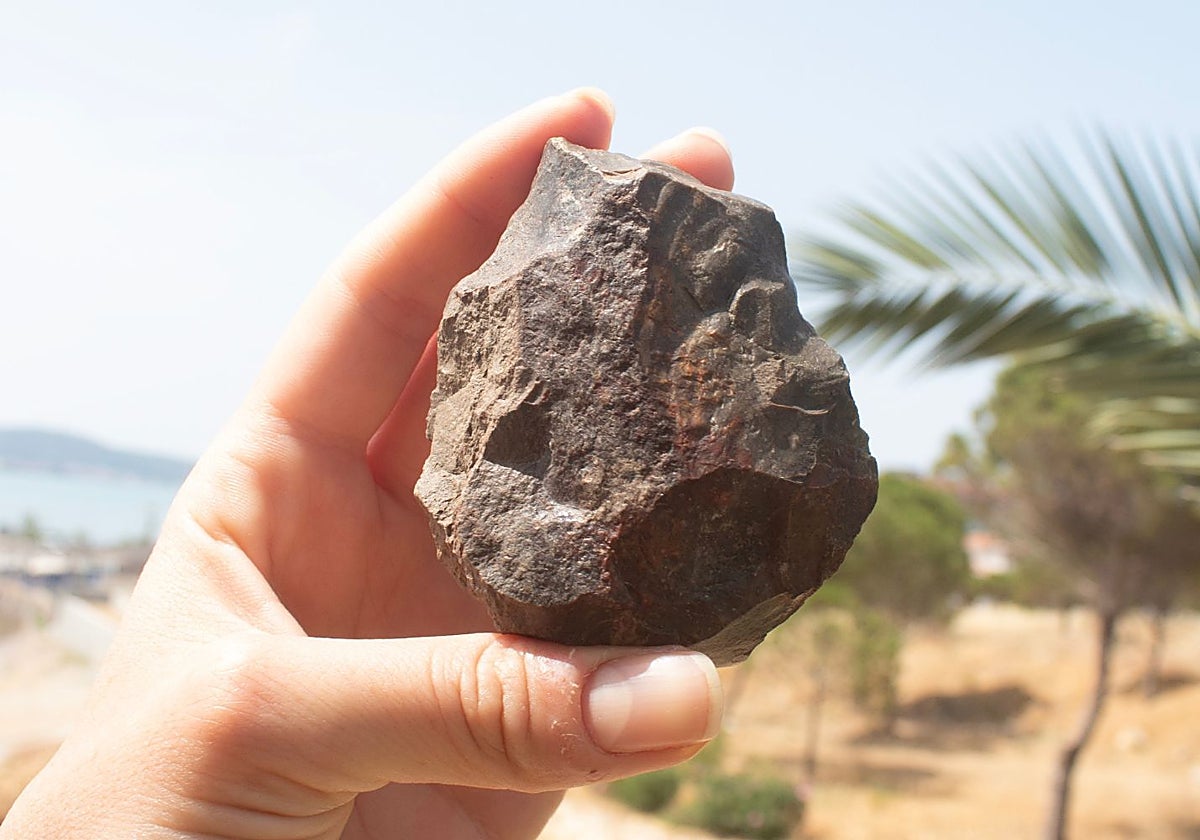 Un hacha de mano paleolítica descubierta durante el estudio de Ayvalık, en Turquía