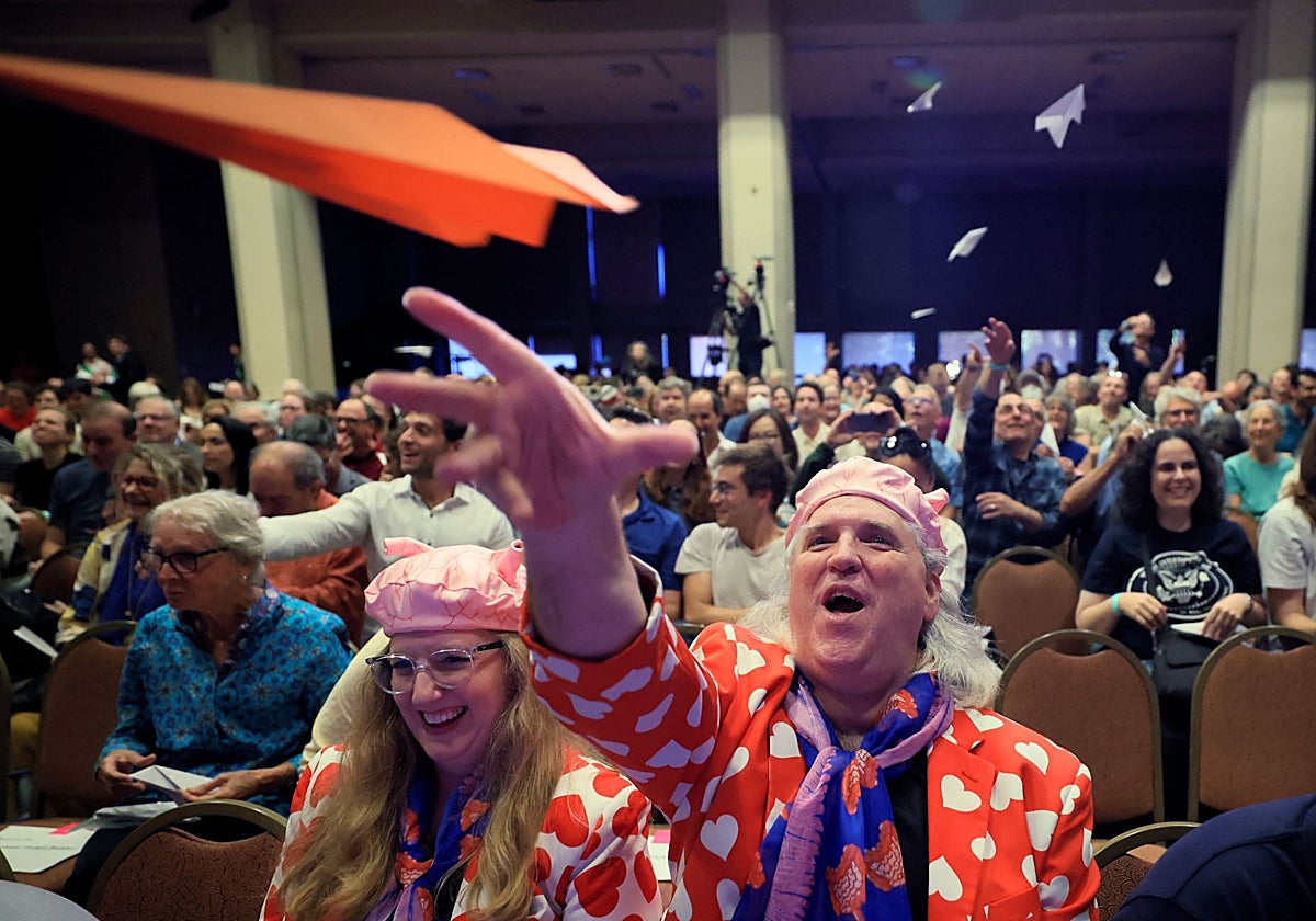 Un momento de la ceremonia de los Ig Nobel, donde es tradición que el público se disfrace y tire aviones de papel