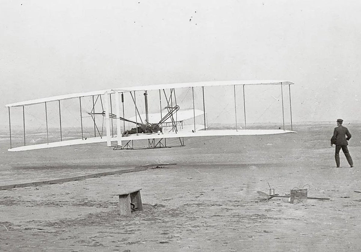 Los hermanos Wright, en una imagen de 1903, el mismo año en que hicieron volar por primera vez en la historia un aeroplano