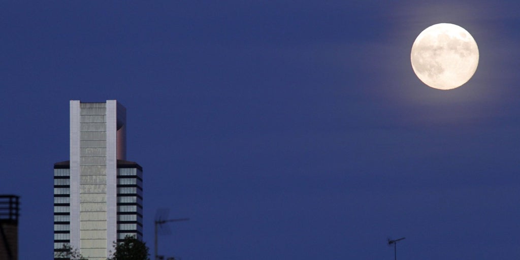 Luna llena del Cazador 2025: a qué hora es, cómo y dónde verla en España hoy
