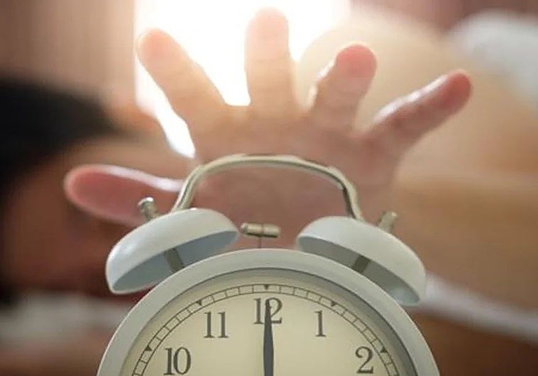 La historia del primer despertador con alarma: del despertador humano al tic-tac de la precisión