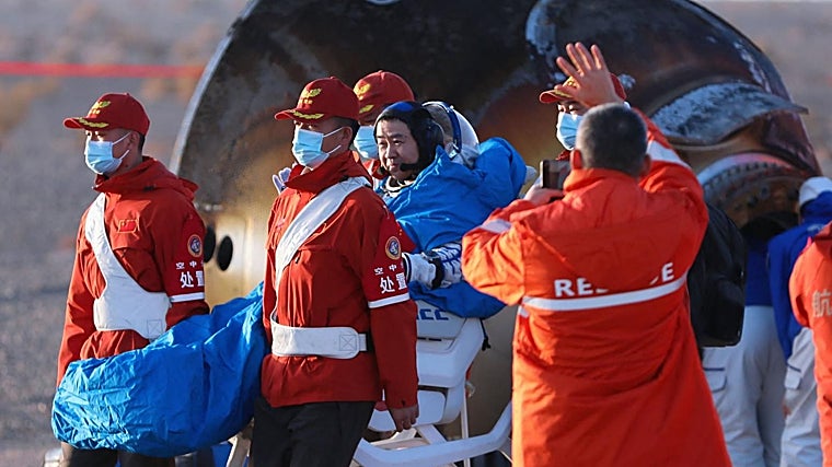 Momento en el que la tripulación de la misión Shenzhou-20 es sacada de la cápsula espacial de la misión Shenzhou-21