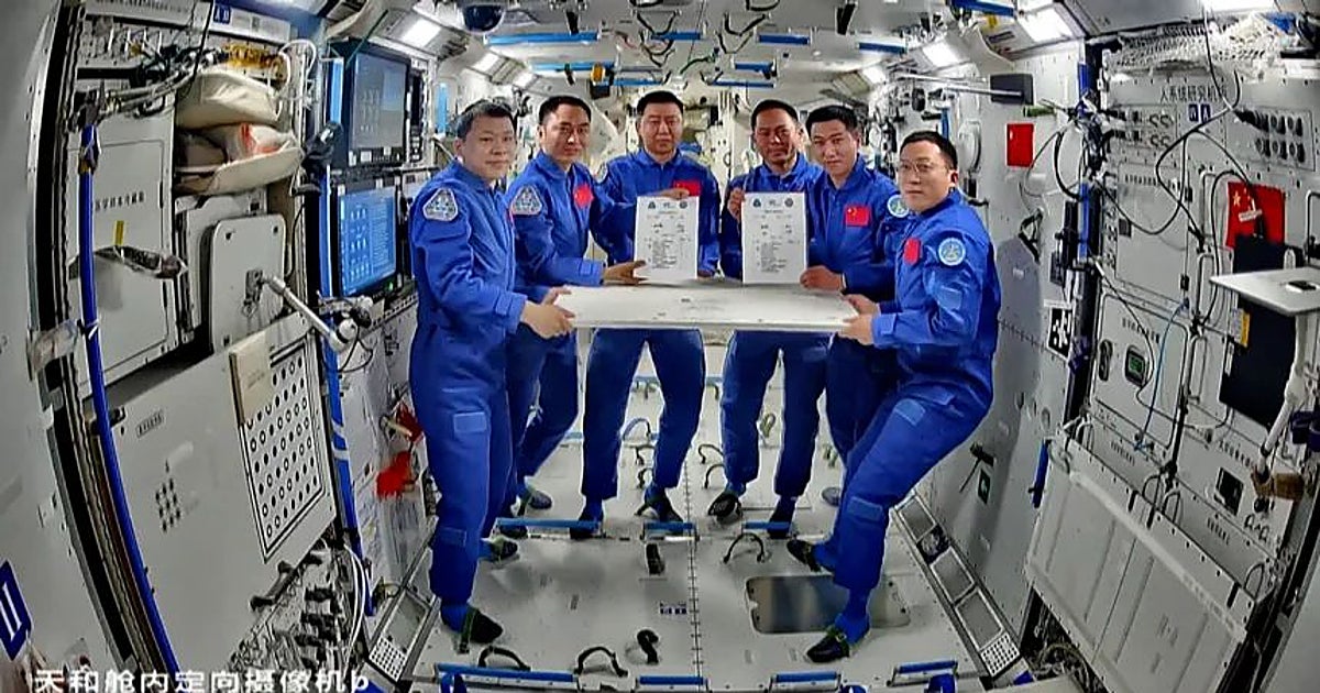 Tres astronautas chinos regresan a Tierra tras quedar atrapados una semana en el espacio por el impacto de basura espacial