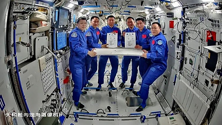 Tres astronautas chinos regresan a Tierra tras quedar atrapados una semana en el espacio por el impacto de basura espacial