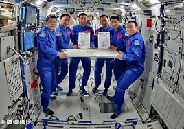 Tres astronautas chinos regresan a Tierra tras quedar atrapados una semana en el espacio por el impacto de basura espacial