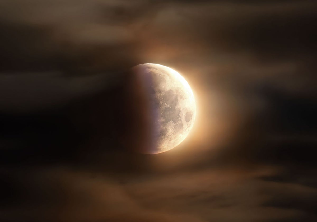 Imagen del eclipse lunar de marzo de 2025. La línea azulada es el reflejo de capa de ozono