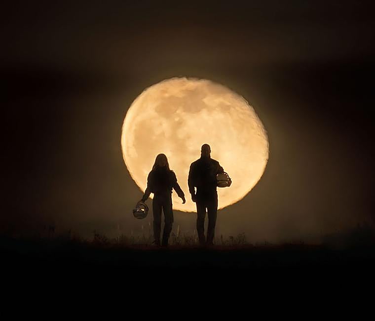 Os astronautas espanhóis Sara Garcia e Pablo Alvarez foram fotografados tendo como pano de fundo a Lua.
