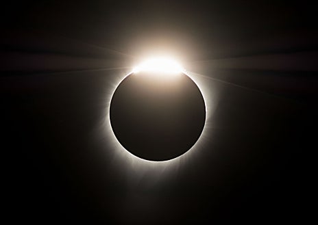 Imagem Secundária 1. A imagem principal mostra todas as fases de um eclipse solar. À esquerda está o “Anel do Demônio”; À direita estão as Pérolas Bailey, onde é possível ver os últimos raios do Sol rompendo as montanhas e vales lunares.