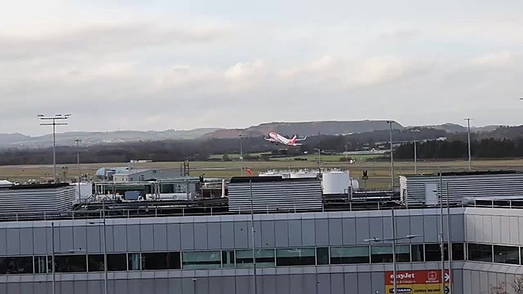 El aeropuerto escocés de Edimburgo restablece los vuelos tras suspenderlos varias horas