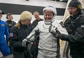 La tripulación con un astronauta enfermo regresa a la Tierra con éxito y recibirá atención en un hospital