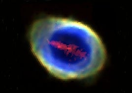 Los astrónomos, desconcertados tras observar una misteriosa 'barra de hierro' atravesando la famosa Nebulosa del Anillo