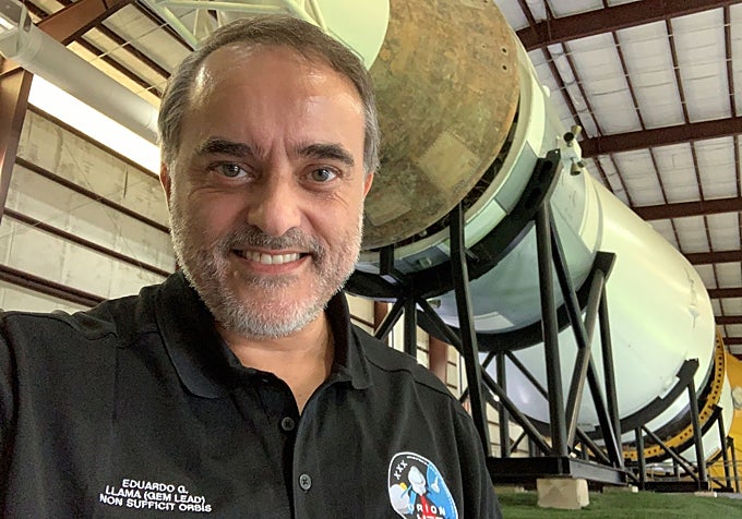 García Llama, con el Saturno V al fondo en el Centro Espacial Johnson de la NASA