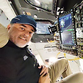 Eudardo García Llama, en el interior de la réplica de la nave Orión, que se usa para diversos tipos de entrenamientos de la tripulación.