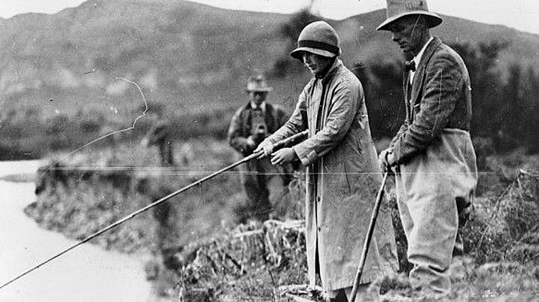 El duque y la duquesa de York (posteriormente el rey Jorge VI y la reina Isabel) pescaban trucha en Taupo durante su gira por Nueva Zelanda en 1927