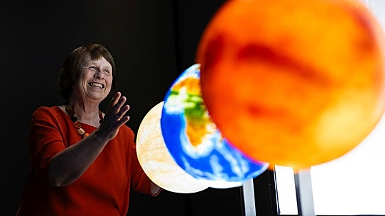 Ewine van Dishoeck, astrónoma: «Puede haber vida inteligente ahí fuera. Por qué no, si pasó en la Tierra»