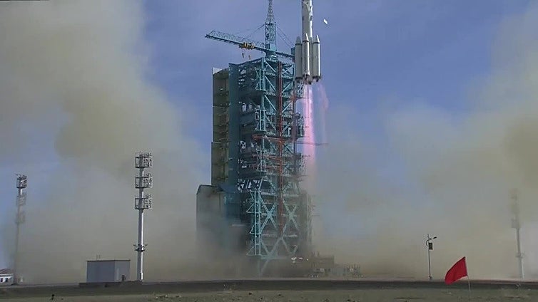 China hará su primera misión espacial tripulada de un año y confirma astronauta paquistaní