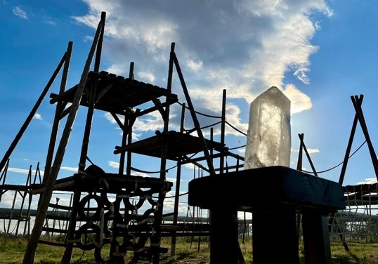 La roca, que pesa 3,3 kilogramos y mide 35 centímetros de alto, fue colocada en el Centro de Rehabilitación de Primates de Madrid.