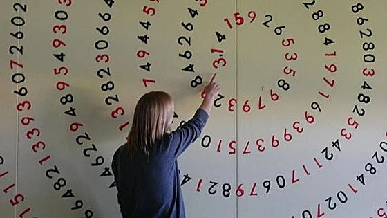 El matemático Jesús Guillera junto a una de sus fórmulas para calcular pi.