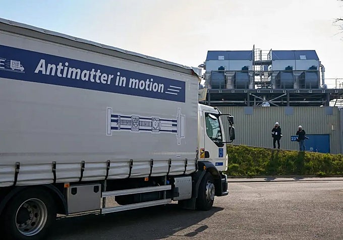 El primer camión en la historia que transporta antimateria circula por carretera.