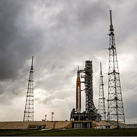 El SLS en la plataforma de lanzamiento del Centro Espacial Kennedy, en Florida.