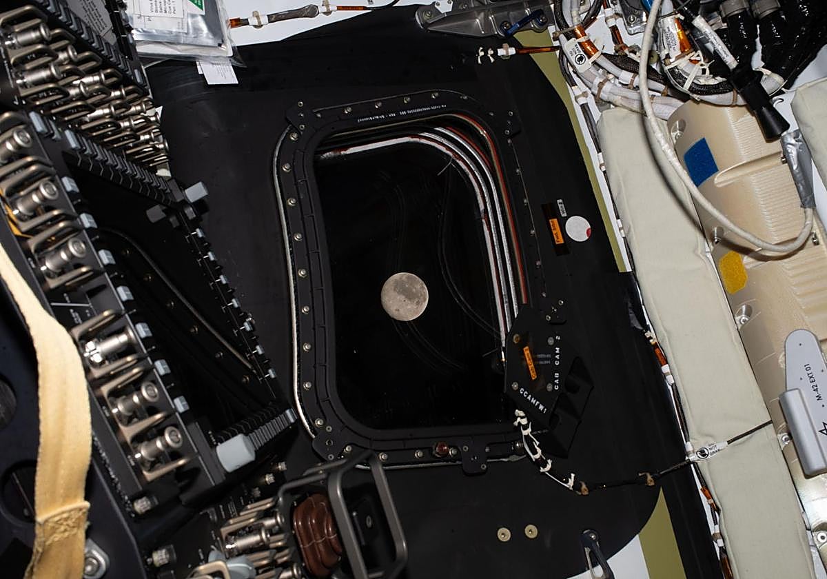 Imagen de la luna tomada desde la nave Orion el 6 de abril de 2026