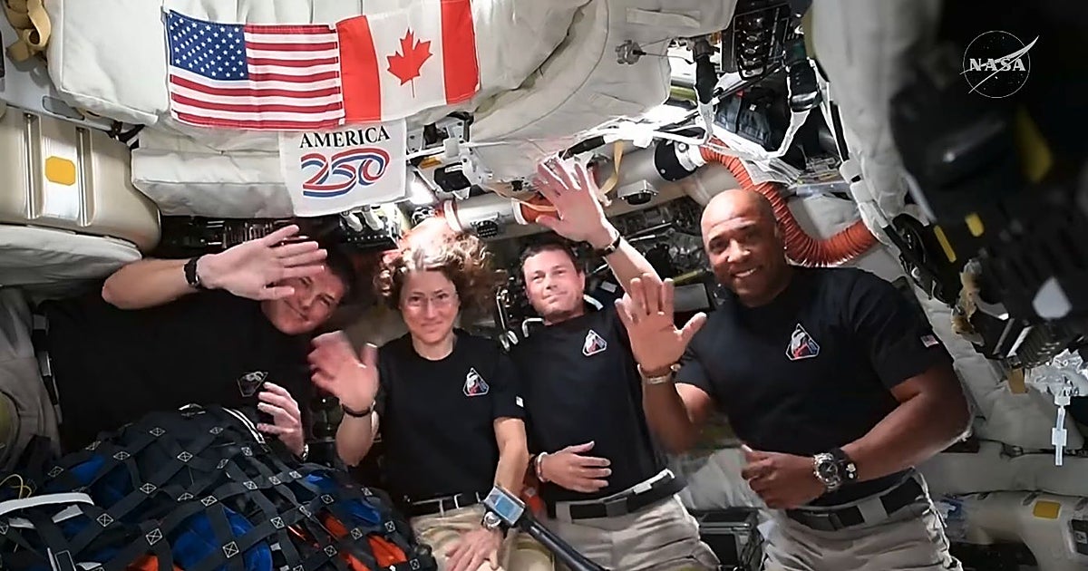 Trump, a los astronautas de Artemis II tras sobrevolar la cara oculta de la Luna: «Han hecho historia»