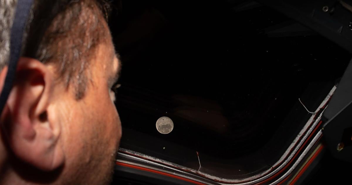 Los astronautas del Artemis II bautizan un cráter de la Luna con el nombre de la esposa fallecida de su comandante