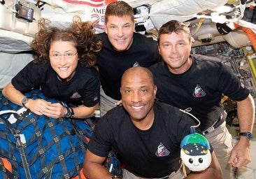 Imagen de la cara oculta de la Luna y de la tripulación de Orión.