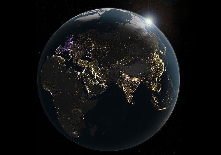 La Tierra de noche brilla un 2% más cada año