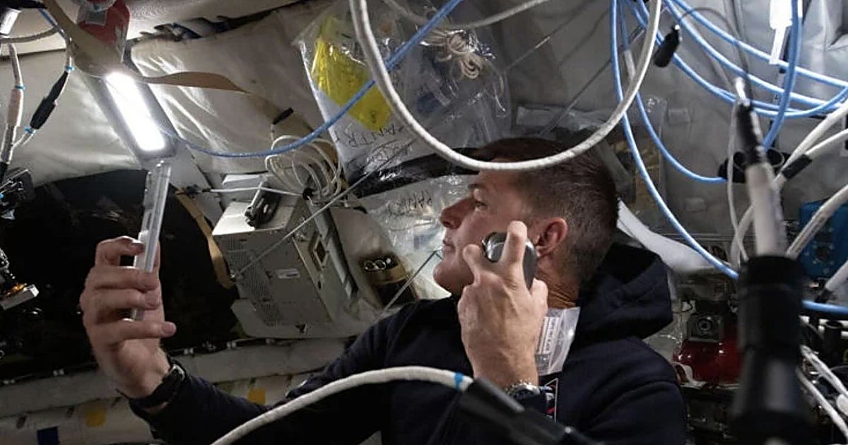 El 'fantasma' de la gravedad terrestre: por qué a los astronautas les cuesta agarrar objetos en el espacio y tienen que 'reaprender' a la vuelta