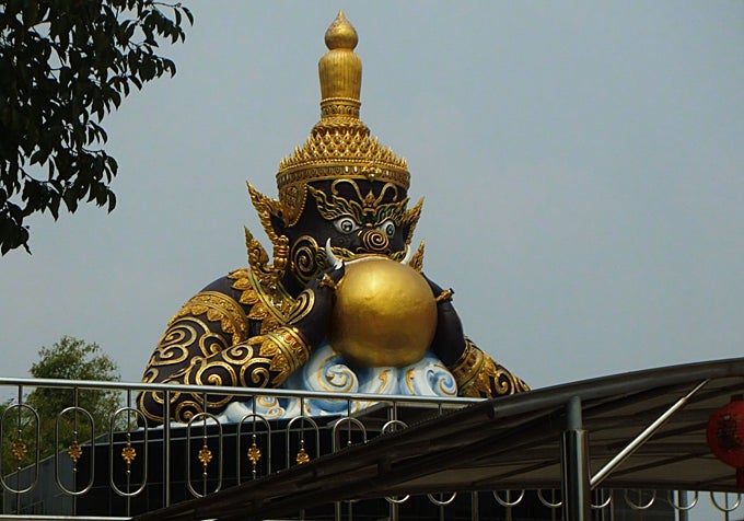 La estatua de Rāhu, planeta en la sombra que causa los eclipses en la mitología hindú, devorando la Luna o el Sol en el templo Wat Phra Loy, en la provincia de Suphanburi (Tailandia).