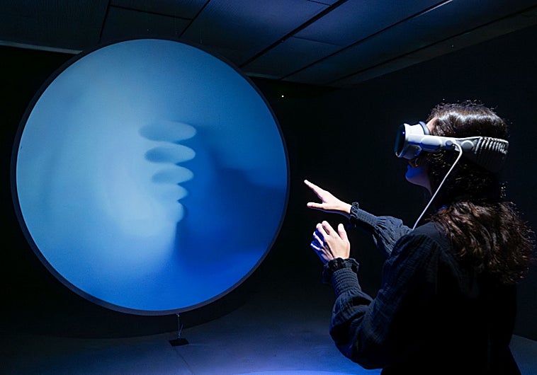Imagen principal - Algunas obras expuestas en la muestra 'Revolución cuántica', en el Espacio Fundación Telefónica.