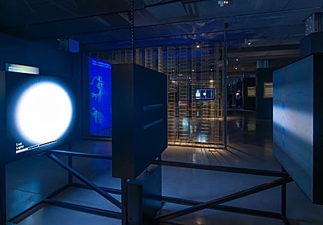 Imagen secundaria 1 - Algunas obras expuestas en la muestra 'Revolución cuántica', en el Espacio Fundación Telefónica.