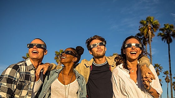 El peligro de mirar sin protección un eclipse solar: «Podría causar daños irreversibles»